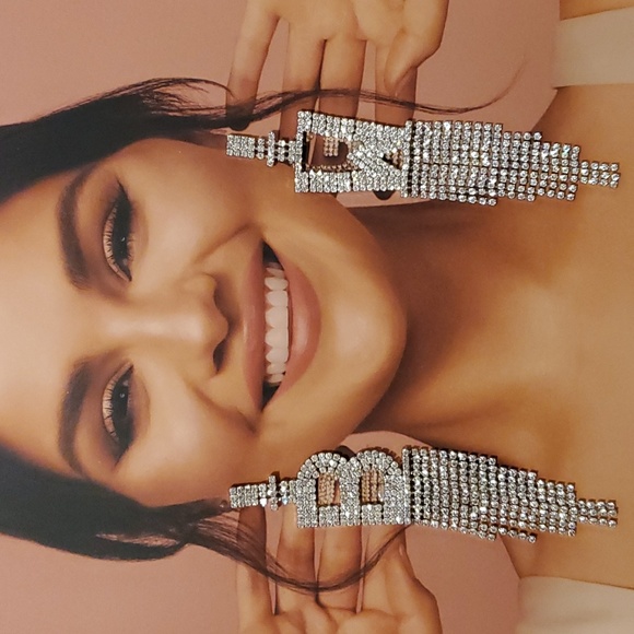 "W" ALPHABET EARRING - Picture 5 of 5